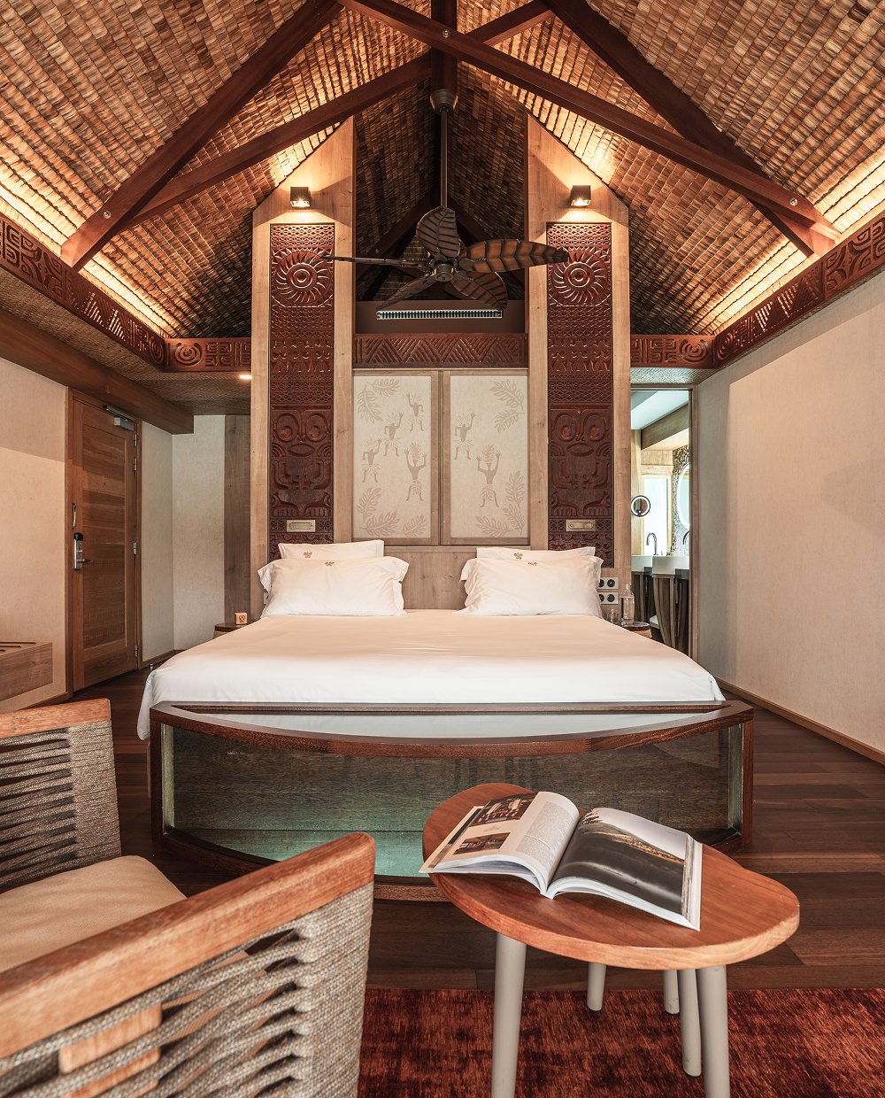 Room with a four-poster bed and exposed framework