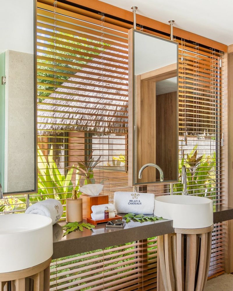 Salle de bain d'une villa de plage avec piscine