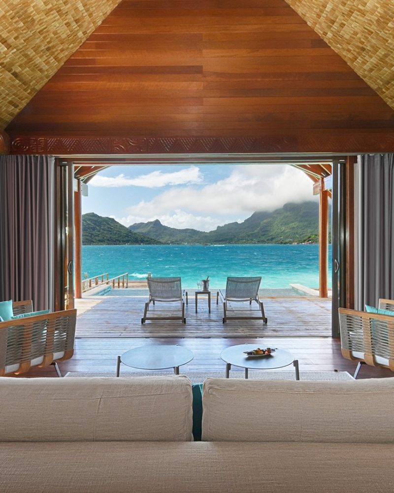 Séjour d'une villa ouvert sur le lagon